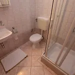 Konukevi Lola 3*