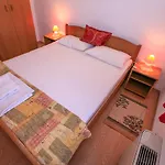 Lola Konukevi 3*