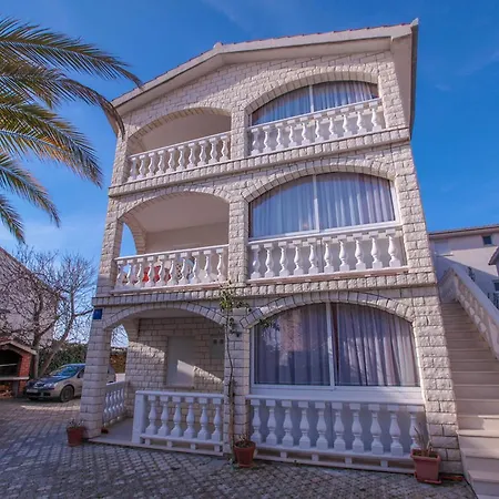 Lola 3* Rogoznica (Sibenik-Knin)