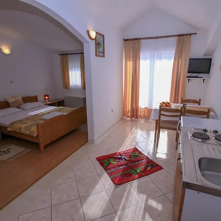 Lola Rogoznica (Sibenik-Knin)